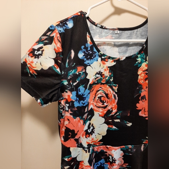 Black floral, short sleeved dress. - Picture 2 of 4